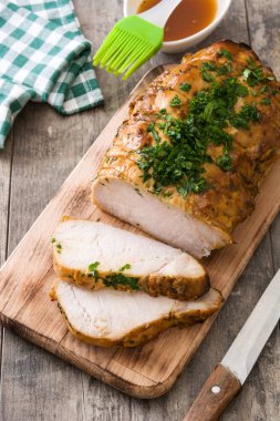 ahşap masa üzerinde kavrulmuş domuz eti