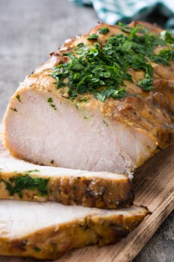 ahşap masa üzerinde kavrulmuş domuz eti