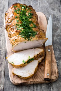 ahşap masa üzerinde kavrulmuş domuz eti