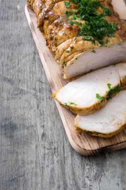 ahşap masa üzerinde kavrulmuş domuz eti