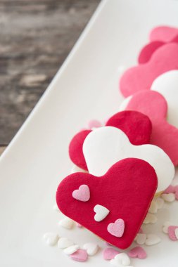 Sevgililer günü kurabiyeleri kalp şeklinde ahşap arka plan üzerinde