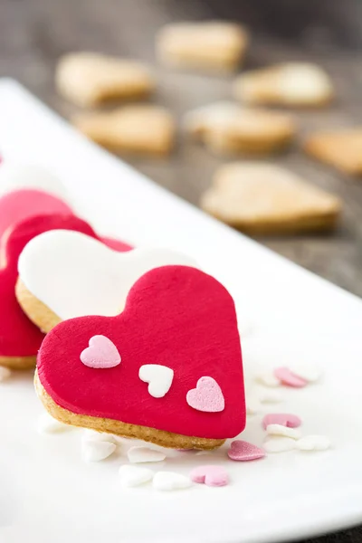 Valentine ciasteczka o kształcie serca na tle drewnianych — Zdjęcie stockowe