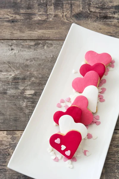 Valentine ciasteczka o kształcie serca na tle drewnianych — Zdjęcie stockowe