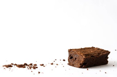 Beyaz arka plan üzerinde izole çikolata şurubu ile çikolatalı kek