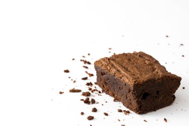 Beyaz arka plan üzerinde izole çikolata şurubu ile çikolatalı kek