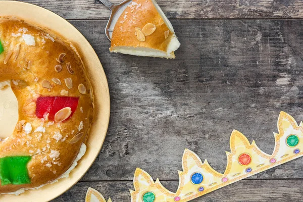 Spanischer typischer Epiphaniekuchen "roscon de reyes", auf hölzernem Hintergrund — Stockfoto