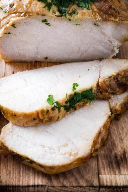 ahşap masa üzerinde kavrulmuş domuz eti