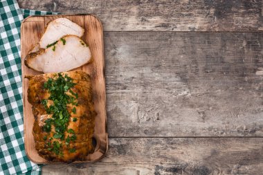 ahşap masa üzerinde kavrulmuş domuz eti