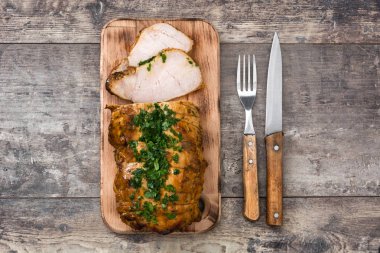 ahşap masa üzerinde kavrulmuş domuz eti