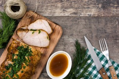 ahşap masa üzerinde kavrulmuş domuz eti