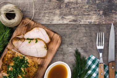 ahşap masa üzerinde kavrulmuş domuz eti