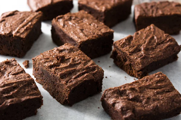 Chocolate brownie porções em fundo de madeira — Fotografia de Stock