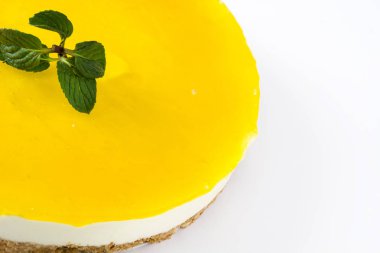 Beyaz arka plan üzerinde izole limon pasta