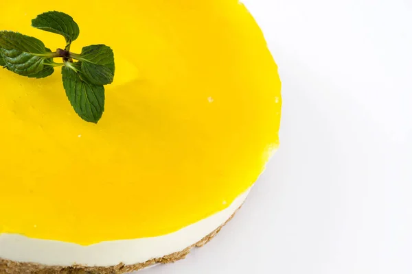 Torta di limone isolata su sfondo bianco — Foto Stock
