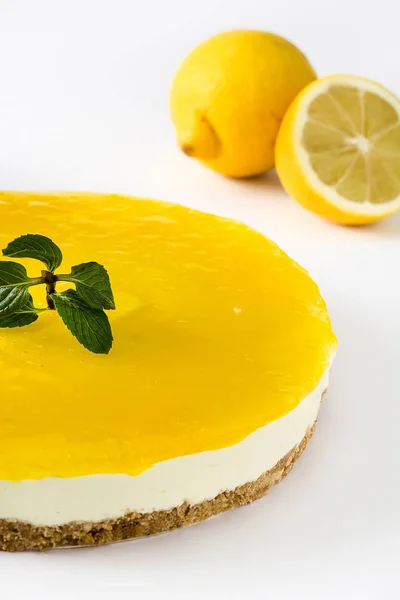 Tarta de limón aislada sobre fondo blanco —  Fotos de Stock