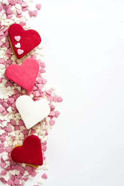 Valentine ciasteczka z serca kształt na białym tle. Tło — Zdjęcie stockowe