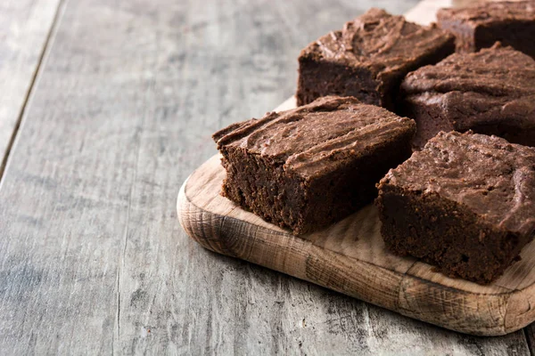 Porciones de brownie de chocolate sobre fondo de madera —  Fotos de Stock