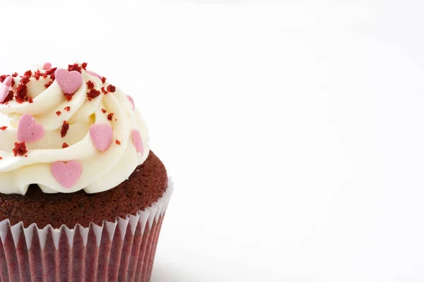 Valentine Cupcakes mit süßen Herzen auf weißem Hintergrund isoliert dekoriert. — Stockfoto