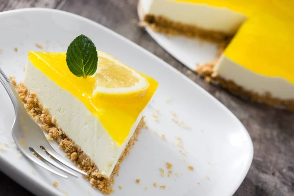 Torta di limone su sfondo di legno — Foto Stock