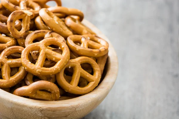 Pretzels em tigela na mesa de madeira — Fotografia de Stock