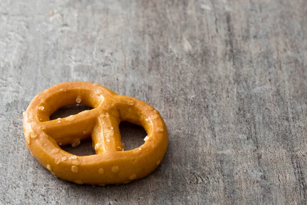 Pretzel salgado no fundo de madeira — Fotografia de Stock