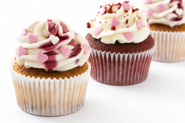 Cupcakes Valentine decorados com corações doces isolados no fundo branco.copyspace — Fotografia de Stock