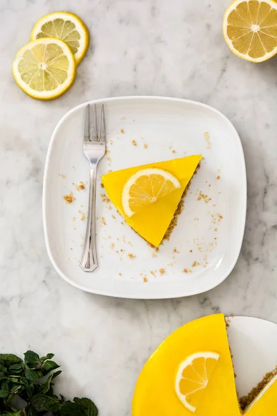 백색 대리석에 레몬 파이 — 스톡 사진