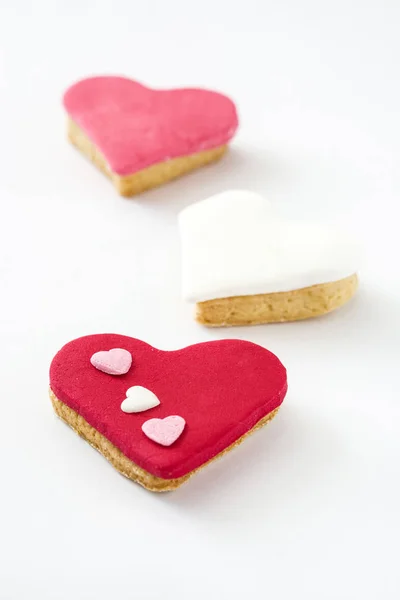 Pliki cookie Valentine serca kształt na białym tle — Zdjęcie stockowe