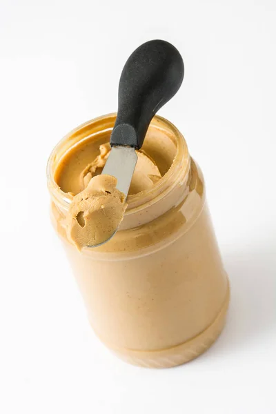 Manteiga de amendoim cremosa isolada sobre fundo branco — Fotografia de Stock