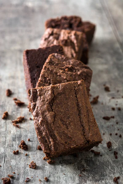 Chocolate brownie porções em fundo de madeira — Fotografia de Stock