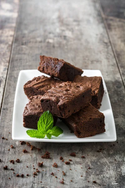 Porce Čokoládové brownie na dřevěné pozadí — Stock fotografie