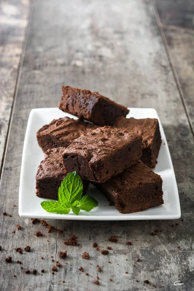 Chocolate brownie porções em fundo de madeira — Fotografia de Stock