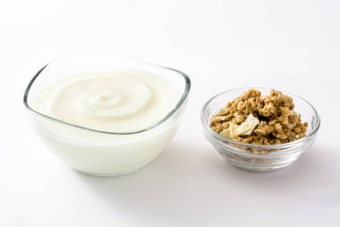 Cam kasede beyaz arka plan üzerinde izole Yunan yoğurt