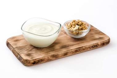 Cam kasede beyaz arka plan üzerinde izole Yunan yoğurt