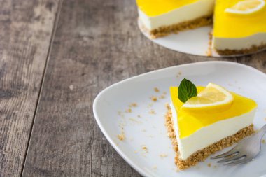 Ahşap arka planda limonlu turta