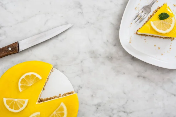 Tarta de limón sobre mármol blanco —  Fotos de Stock