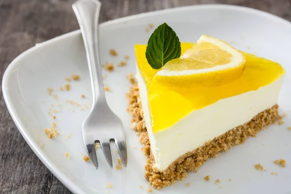 Tarte au citron sur fond bois — Photo