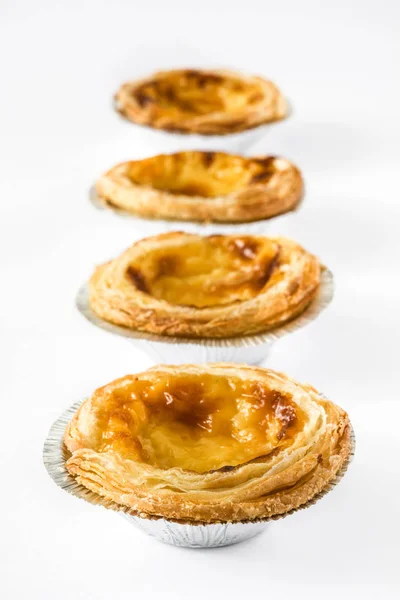 "Pasteis de nata ". Típica torta de creme de ovo portuguesa isolada sobre fundo branco — Fotografia de Stock