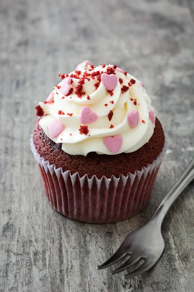 Valentine cupcakes no fundo de madeira — Fotografia de Stock