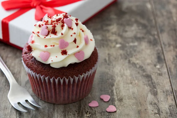 Valentine cupcakes on wooden background — Stock Photo, Image