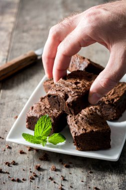 Adam bir brownie parça yakalamak