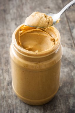 Krem fıstık ezmesi ve ahşap zemin üzerine kaşık