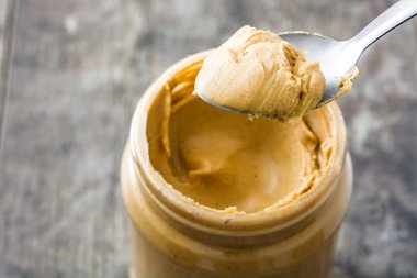 Krem fıstık ezmesi ve ahşap zemin üzerine kaşık