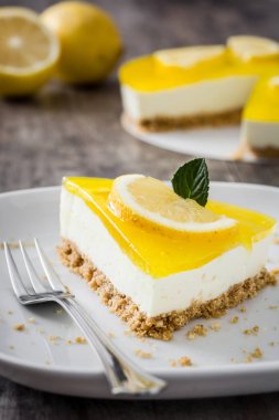 Ahşap arka planda limonlu turta