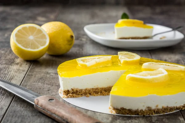 Tarte au citron sur fond bois — Photo