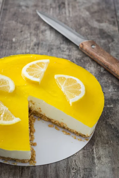 Tarte au citron sur fond bois — Photo