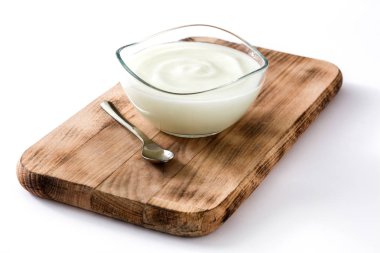 Cam kasede beyaz arka plan üzerinde izole Yunan yoğurt