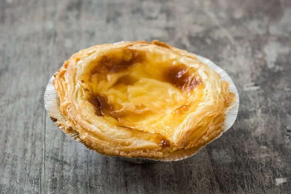 "Pasteis de Nata ". Typowy portugalski tarta z jajkiem na drewnianym tle — Zdjęcie stockowe