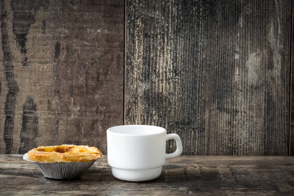 "Pasteis de nata ". Torta de creme de ovo portuguesa típica em fundo de madeira — Fotografia de Stock