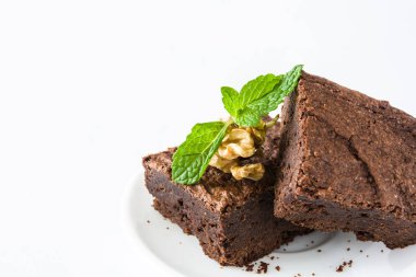 Beyaz arka plan üzerinde izole çikolatalı kek parçaları